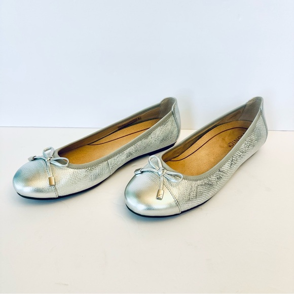 Vionic Minna Silver snake print ballet flats, size 9 - Picture 2 of 9
